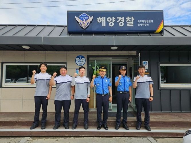 (우측 세번째)김인창 서해해경청장이 신안 암태파출소 직원들과 기념 촬영을 하고 있다. [사진제공=서해지방해양경찰청]