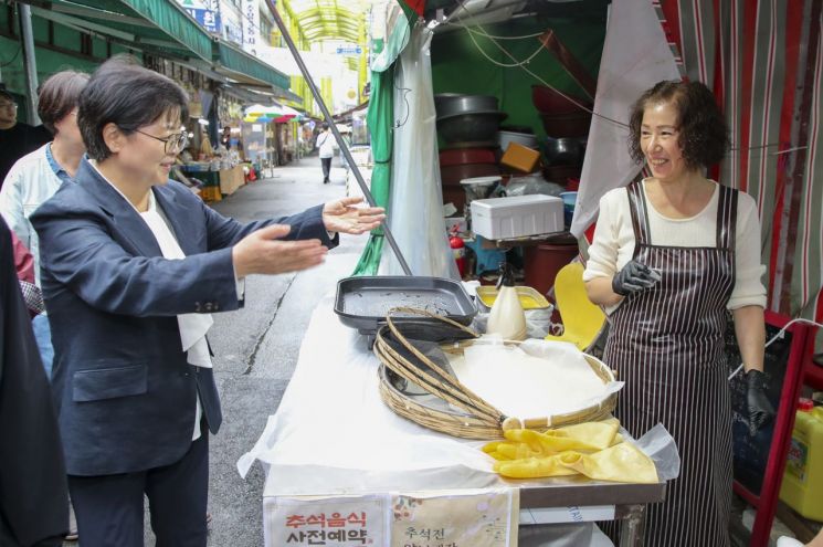 이순희 강북구청장, 추석 앞두고 전통시장 돌며 민생소통 행보