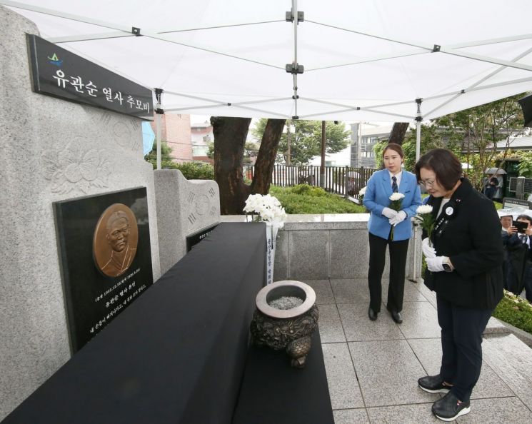 지난해 열린 유관순 열사 순국 추모제에서 박희영 용산구청장이 헌화하고 있다. 용산구 제공.