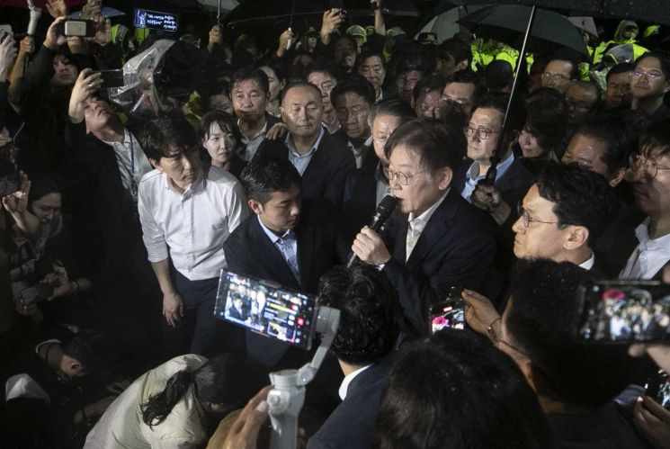 서울중앙지법이 27일 더불어민주당 이재명 대표에 대한 구속 전 피의자 심문 뒤 검찰이 청구한 구속영장을 기각했다. 더불어민주당 이재명 대표가 27일 경기 의왕 서울구치소를 나서며 발언하고 있다. [이미지출처=연합뉴스]