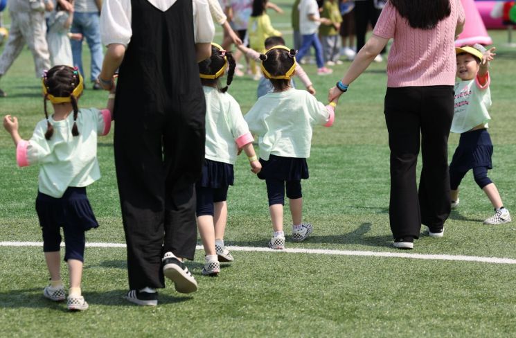 [뉴스in전쟁사]아이 울음소리 끊어진 우크라…생명선이 된 출산율