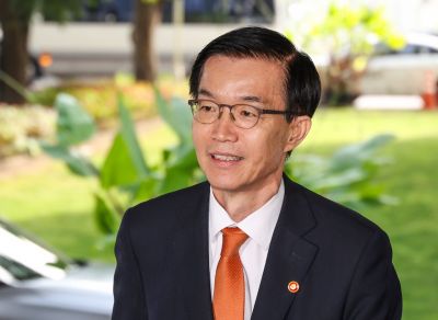 방문규 장관, 부산엑스포 지지 호소·IEA 핵심광물 고위급회의 참석차 출국