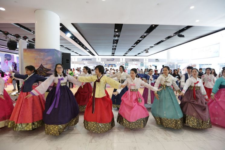 코로나 전인 2019년 방콕 ‘러브 코리아 페스티벌’ 중 현지인들이 진행한 한복 플래시몹 행사. [사진제공 = 한국관광공사]
