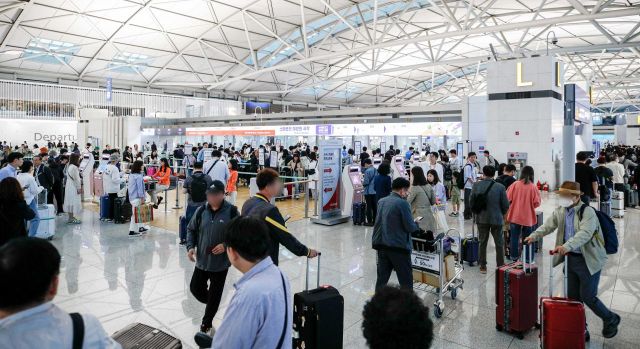 인천국제공항 제1여객터미널이 해외여행객들로 붐비고 있다. 사진=강진형 기자aymsdream@