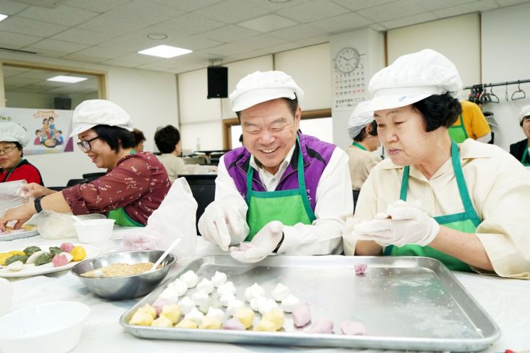 이필형 동대문구청장이 지역내 어려운 이웃들에게 전달할 송편을 빚으면서 즐거운 표정을 짓고 있다.