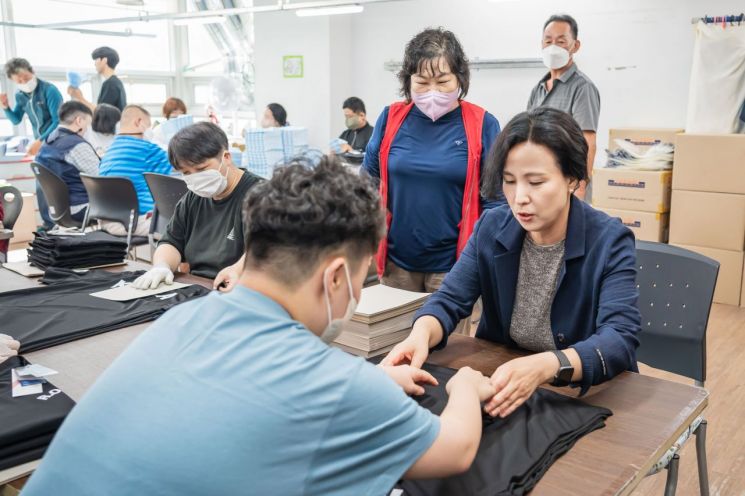 복지시설을 방문한 이수희 강동구청장