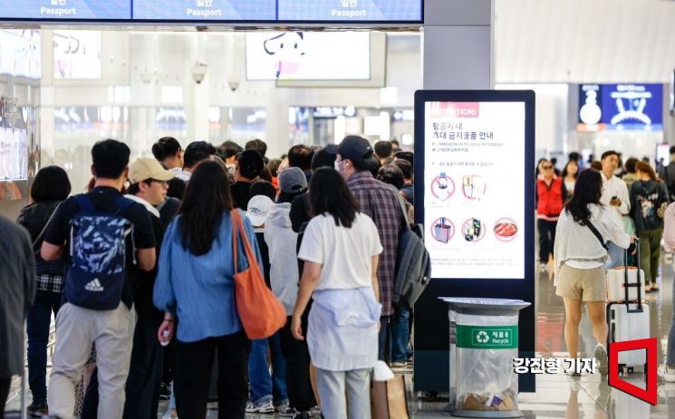유류할증료 부담과 항공편 감축이 동시에 겹친 가운데, 여름 성수기를 앞둔 여행객들의 불안은 쉽게 가라앉지 않을 전망이다. 강진형 기자