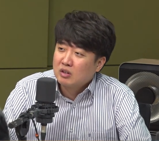 진중권 교수와 함께 출연한 이준석 전 국민의힘 대표 또한 유시민 전 이사장의 발언에 대해 "저런 게 내란 선동"이라고 지적했다. [사진출처=CBS 라디오 '박재홍의 한판승부'유튜브]