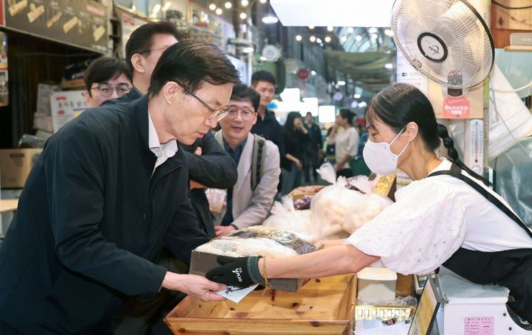 추석 맞이 통인시장 방문한 방문규 장관
    (서울=연합뉴스) 방문규 산업통상자원부 장관이 26일 서울 종로구 통인시장을 방문해 온누리 상품권으로 물품을 구매하고 있다. 2023.9.26 [산업통상자원부 제공. 재판매 및 DB 금지]
    photo@yna.co.kr
(끝)


＜저작권자(c) 연합뉴스, 무단 전재-재배포 금지＞