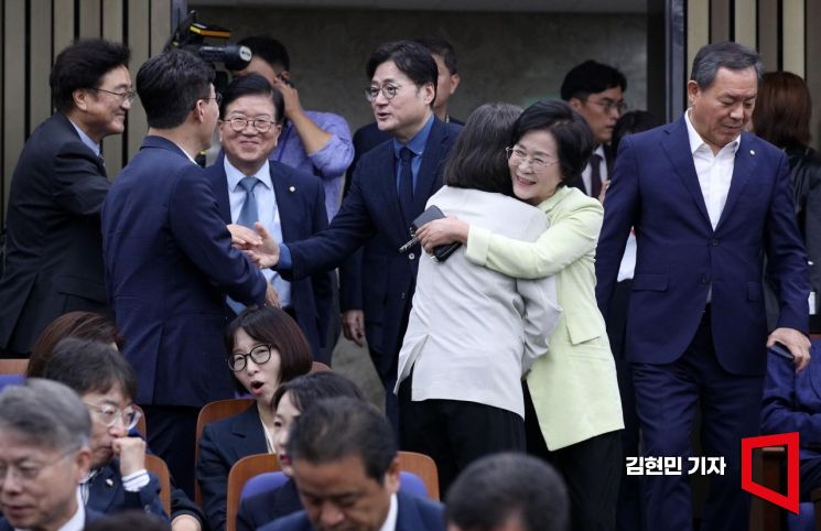 홍익표 더불어민주당 원내대표가 27일 국회에서 열린 의원총회에 참석하고 있다. 이날 의총은 이재명 대표에 대한 구속영장이 기각됨에 따라 밝은 분위기 속에 진행됐다. 사진=김현민 기자 kimhyun81@