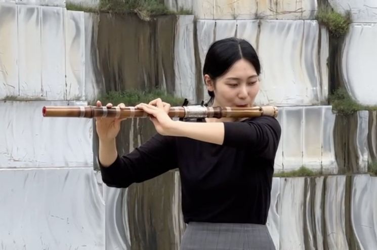 황등석산에서 연주 중인 백민주 국립국악원 객원 연주자. 국제미디어파사드 행사에는 백 연주자의 대금 공연이 작품 상영에 앞서 진행된다. [사진제공 = 황등아트앤컬쳐]