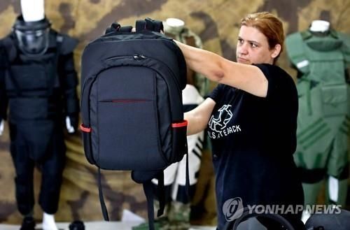 방탄조끼로 변신하는 백팩 가방. [이미지출처=연합뉴스]