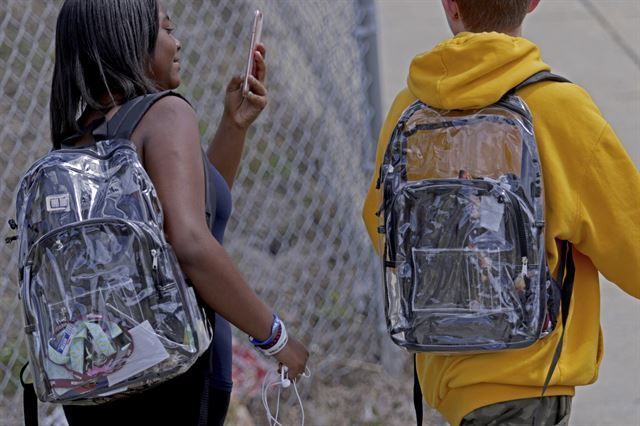 미국 학생들이 속이 보이는 투명 가방을 메고 이동하고 있다. [이미지출처=연합뉴스]