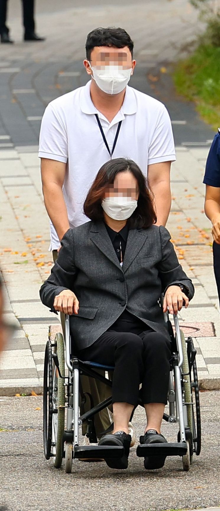 자녀 입시 비리 등으로 징역형을 받아 복역 중이던 정경심 전 동양대학교 교수가 지난 27일 오전 가석방으로 풀려나 경기 의왕 서울구치소를 나서고 있다. [이미지출처=연합뉴스]