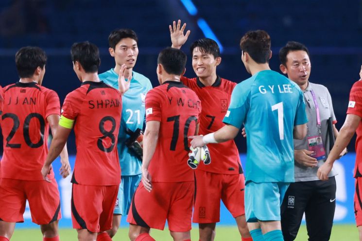 한국 축구 대표팀 선수들이 27일 중국 저장성 진화 스포츠센터 스타디움에서 열린 2022 항저우 아시안게임 남자축구 16강전에서 키르기스스탄을 5-1로 대파, 8강행을 확정한 뒤  기뻐하고 있다.  [사진 제공= 연합뉴스]