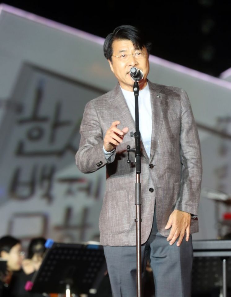 서강석 송파구청장이 폐막식에서 수백명의 외국인들이 참여한 점을 의식해 유창한 영어로 감사의 인사말을 건냈다.