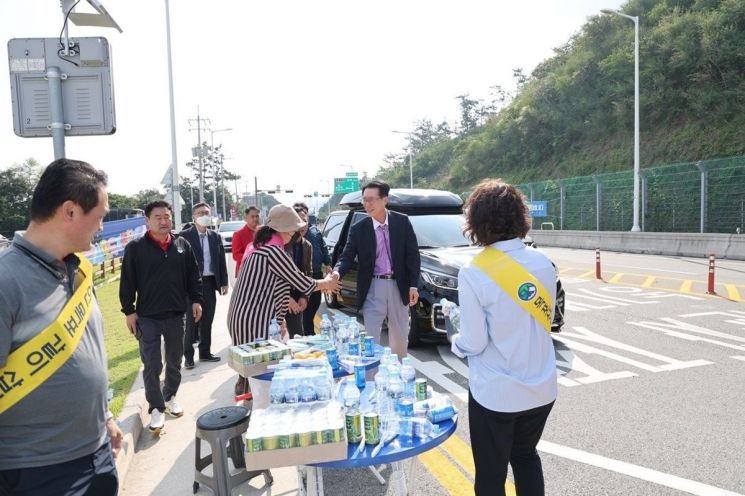 [포토]박우량 신안군수, 천사대교 입구에서 귀성객 맞아