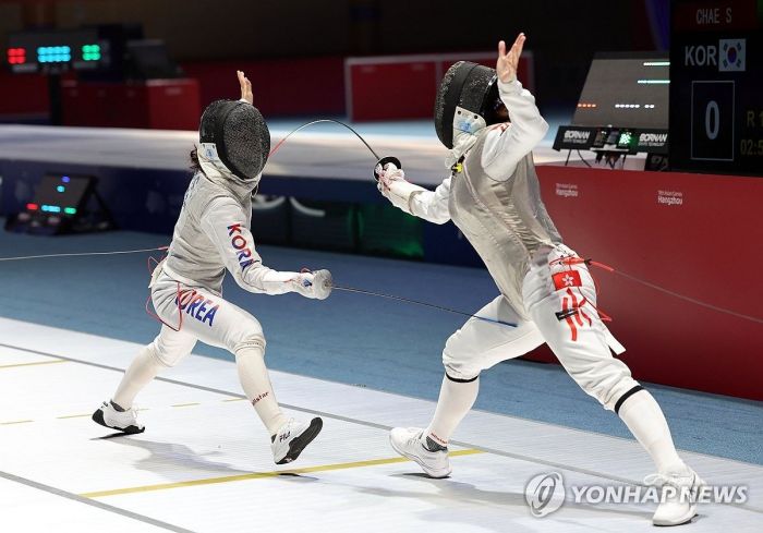 항저우 아시안게임 펜싱 여자 플뢰레 단체 준결승전에서 홍콩 콴 유칭을 상대하는 한국 채송오. [사진출처=연합뉴스]