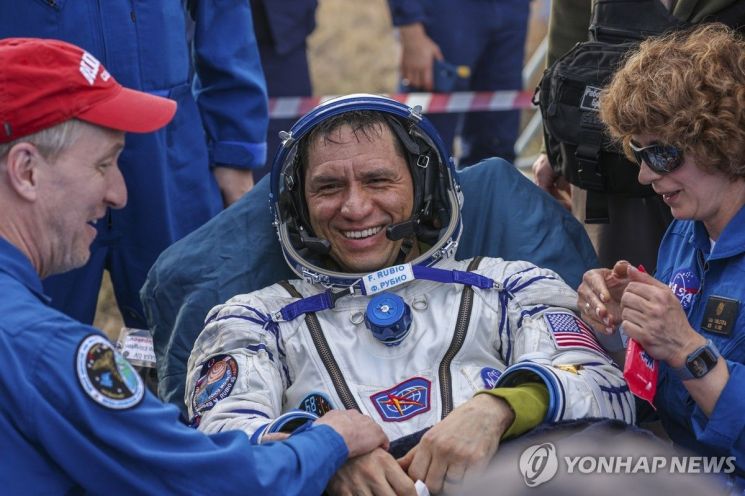 지난 27일 지구로 귀환한 프랭크 루비오가 환하게 웃고 있다.[사진=연합뉴스]