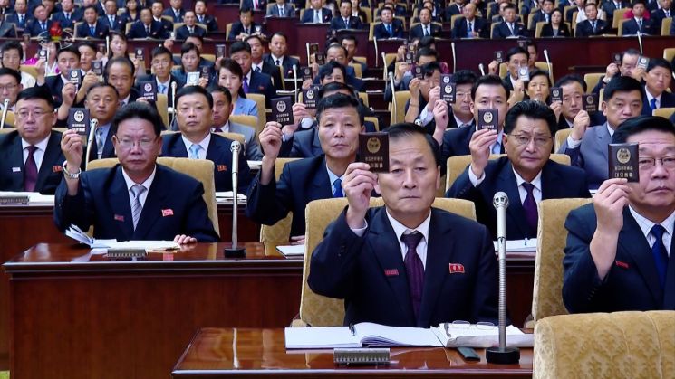 북한은 지난 26~27일 평양 만수대의사당에서 김정은 국무위원장이 참석한 가운데 열린 최고인민회의 제14기 제9차 회의에서 "핵무력강화정책의 헌법화" 문제가 상정돼 "전폭적인 지지찬동 속에" 채택됐다고 조선중앙TV가 28일 보도했다. [이미지출처=연합뉴스]
