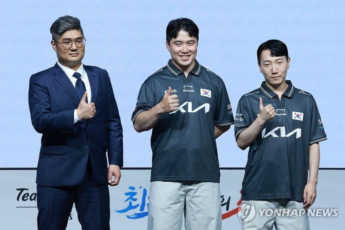 항저우 아시안게임 스트리트 파이터 V 금메달을 획득한 김관우.(오른쪽에서 첫번째) [사진출처=연합뉴스]