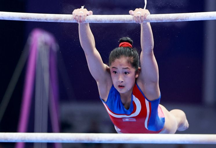 28日，在中国杭州黄龙体育中心体育馆举行的2022杭州亚运会女子竞技体操高低杠决赛中，朝鲜选手 An Changok 正在进行比赛动作。  <br>An Changok 继跳马之后又在高低杠项目夺得金牌，成为朝鲜首位在本届赛事中获得两枚金牌的选手。 [图片来源=联合新闻社供图]