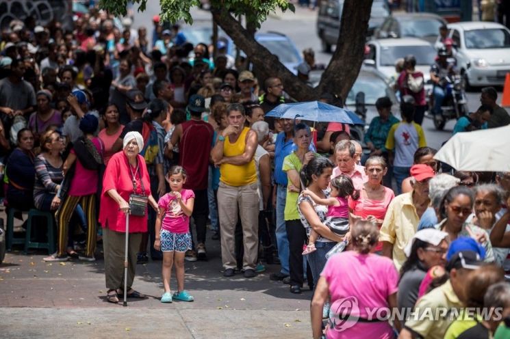 베네수엘라에서 식수를 구하기 위해 시민들이 길게 줄을 서 있는 모습. [이미지출처=연합뉴스]