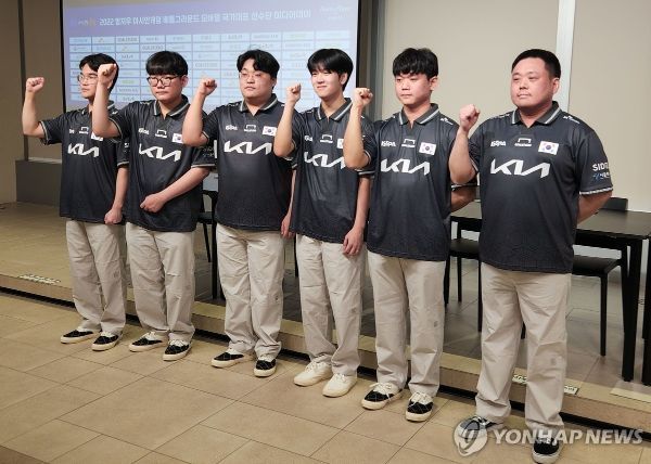 항저우 아시안게임(AG) e스포츠 배틀그라운드(PUBG) 모바일 대표팀이 지난 13일 서울 강남구 크래프톤 사옥에서 열린 간담회에서 포즈를 취하고 있다. 왼쪽부터 김성현(농심 레드포스), 권순빈(덕산 e스포츠), 박상철(디플러스 기아), 최영재(ZZ), 김동현(농심 레드포스), 윤상훈 감독. [사진제공=연합뉴스]
