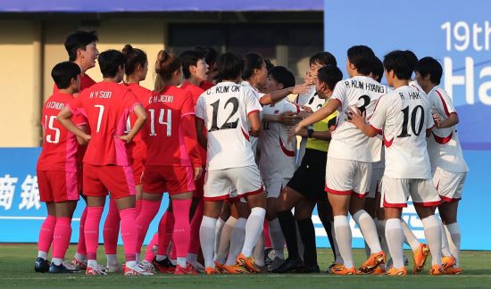 [아시안게임]'1명 퇴장' 여자축구, 8강 남북대결서 1-4 분패