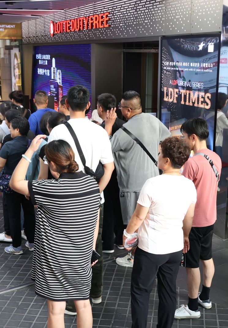 지난달 24일 오후 서울 한 면세점에 중국 단체 관광객들이 들어서고 있다. [이미지출처=연합뉴스]