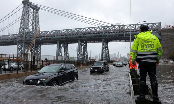 미국 뉴욕 맨해튼 이스트리버의 강변도로인 FDR 드라이브가 침수돼 교통이 통제됐다.