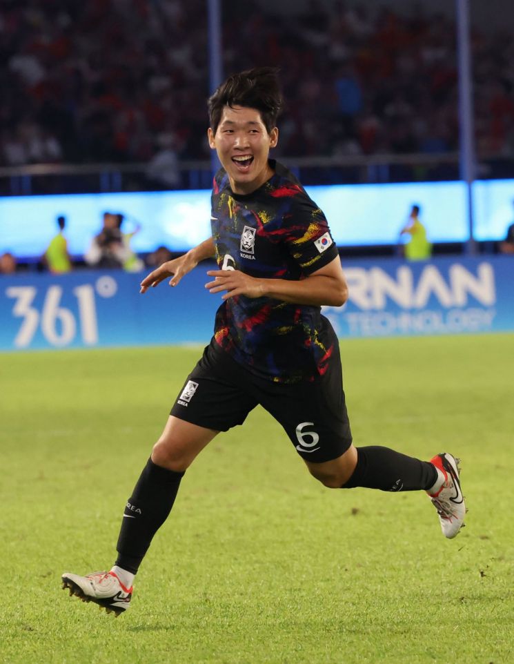 홍현석이 1일 중국 항저우 황룽 스포츠센터 스타디움에서 열린 2022 항저우 아시안게임 남자 축구 8강 중국과의 경기에서 전반 18분 프리킥 기회에서 왼발 감아차기로 첫 골을 넣은 뒤 환호하고 있다.   [사진 제공= 연합뉴스]