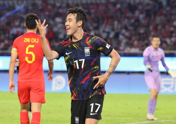 송민규가 1일 중국 항저우 황룽 스포츠센터 스타디움에서 열린 2022 항저우 아시안게임 남자 축구 8강 중국과의 경기에서 전반 35분 추가골을 터뜨린 뒤 환호하고 있다.   [사진 제공= 연합뉴스]