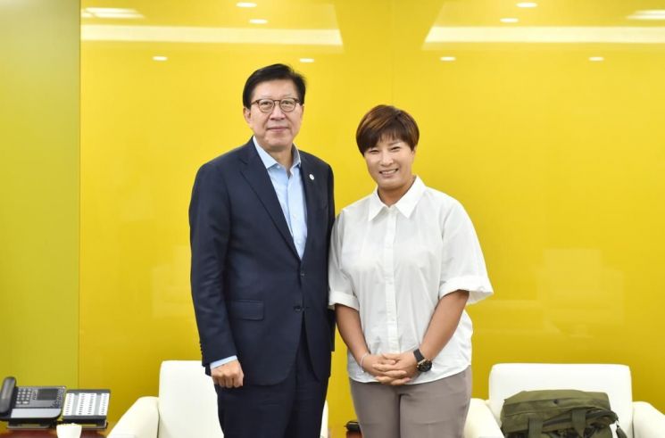 지난 8월 29일 박형준 시장과 바즈인터내셔널(BAZ International) 박세리 공동대표 접견 모습.