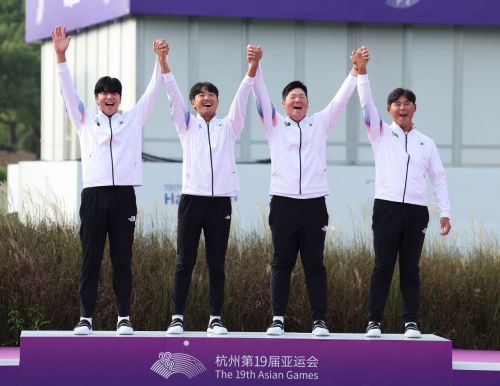 장유빈, 조우영, 임성재, 김시우(왼쪽부터)가 항저우 아시안게임 골프 단체전에서 1위를 차지한 뒤 시상대 위에서 환호하고 있다.[항저우(중국)=신화통신·연합뉴스]