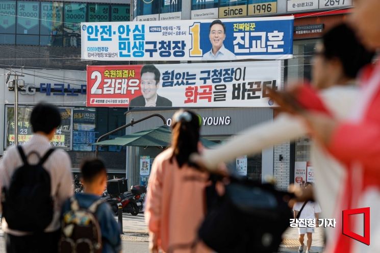 강서구청장 보궐선거를 일주일 앞둔 4일 서울 강서구 화곡역 네거리 인근에 여야 후보의 현수막이 걸려 있다. 사진=강진형 기자aymsdream@