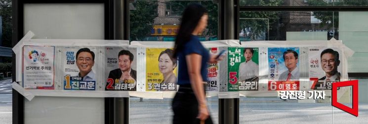 강서구청장 보궐선거를 일주일 앞둔 4일 서울 강서구 화곡역 네거리 인근에 선거벽보가 붙어 있다. 사진=강진형 기자aymsdream@