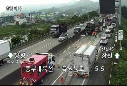 中部内陆线往昌原方向在漆原分岔点附近发生车辆事故，目前交通正被管制。 [画面出处=国土交通部高速公路交通状况CCTV提供]