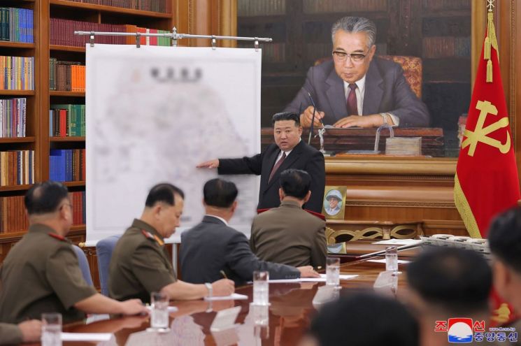 朝鲜国务委员长金正恩指着韩国地图，下达“要更具进攻性地加紧做好战争准备”的指示。 [图片来源=韩联社供图]