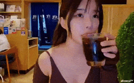 아프리카TV BJ '바비지니'의 방송 화면에 포착된 총격 사건 당시 쇼핑몰 모습 [이미지출처=아프리카TV]