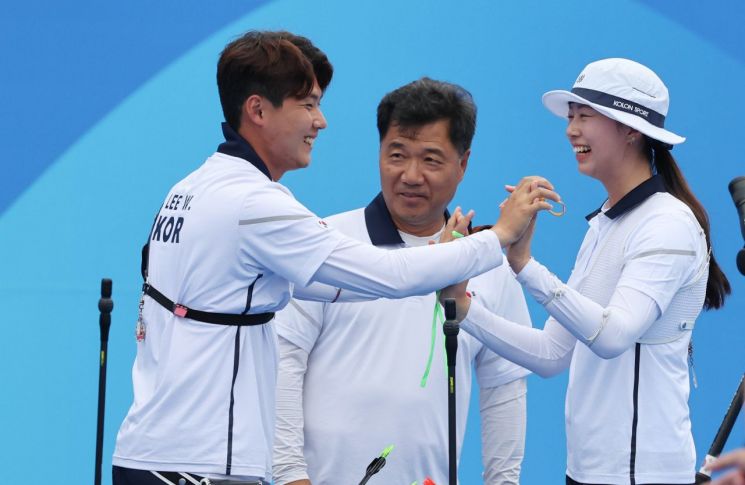 4일 중국 항저우 푸양 인후 스포츠센터에서 열린 2022 항저우 아시안게임 양궁 리커브 혼성전 준결승에서 임시현(오른쪽)과 이우석이 승리한 뒤 기뻐하고 있다. [이미지출처=연합뉴스]