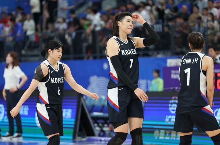韩国女篮国家队中锋 Park Jisoo 本月3日在中国浙江省杭州奥体中心进行的杭州亚运会女篮半决赛不敌日本队后，神情惋惜。  <br>图片由韩联社提供