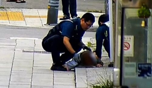 경찰들이 쓰러진 저혈당 시민의 상태를 살피고 있다. [이미지제공=강원경찰청]