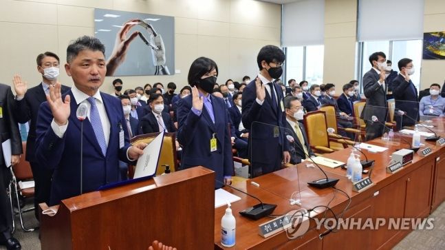 김범수 카카오 미래이니셔티브센터장을 비롯한 증인들이 24일 국회에서 열린 과학기술정보방송통신위원회의 과학기술정보통신부 및 소관 감사대상기관에 대한 종합감사에서 증인 선서를 하고 있다. 앞줄 왼쪽부터 김범수 센터장, 최수연 네이버 대표이사, 이해진 네이버 GIO, 홍은택 카카오 대표이사.