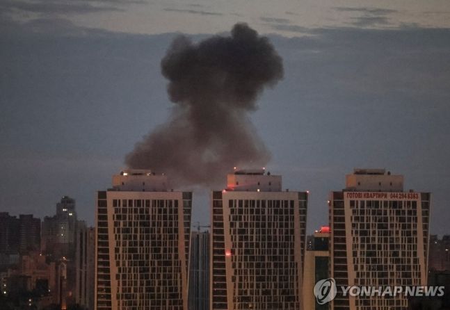 러시아 미사일에 공격당한 우크라이나 수도 키이우의 모습. [사진출처=연합뉴스]