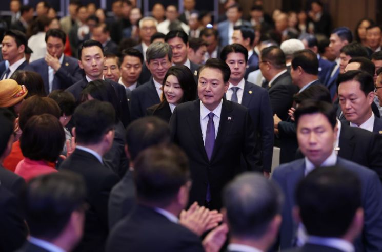 윤석열 대통령과 김건희 여사가 5일 서울 송파구 잠실 롯데호텔 월드에서 열린 2023 세계한인회장대회 및 제17회 세계한인의 날 기념식에 입장하고 있다. [이미지출처=연합뉴스]