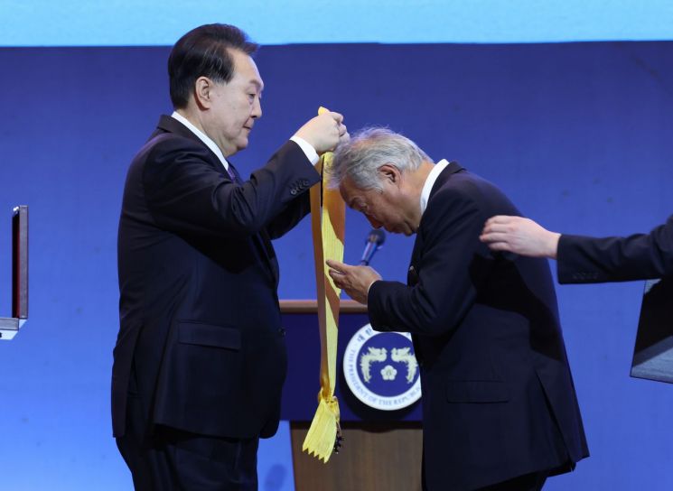 윤석열 대통령이 5일 서울 송파구 잠실 롯데호텔 월드에서 열린 2023 세계한인회장대회 및 제17회 세계한인의 날 기념식에서 배효준(일본명 다케모토 다카토시) 아시아파운데이션 이사장에게 국민훈장 무궁화장을 수여하고 있다. [이미지출처=연합뉴스]