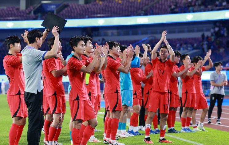 우즈벡을 꺾고 결승에 진출한 대한민국 축구대표팀이 승리를 자축하고 있다. [이미지출처=연합뉴스]