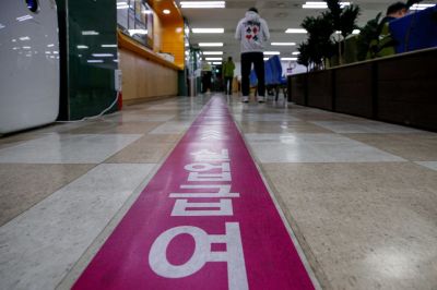 5일 서울 중구 고용복지플러스센터를 찾은 실업급여 수급 희망자들이 실업급여를 신청하기 위해 대기하고 있다. 사진=강진형 기자aymsdream@
