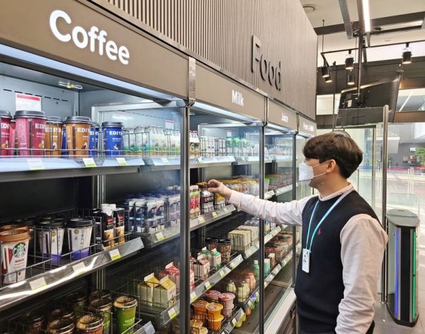 방문객이 완전 무인 편의점 '테크 프렌들리 CU'에서 상품을 고르고 있다[사진제공=CU].